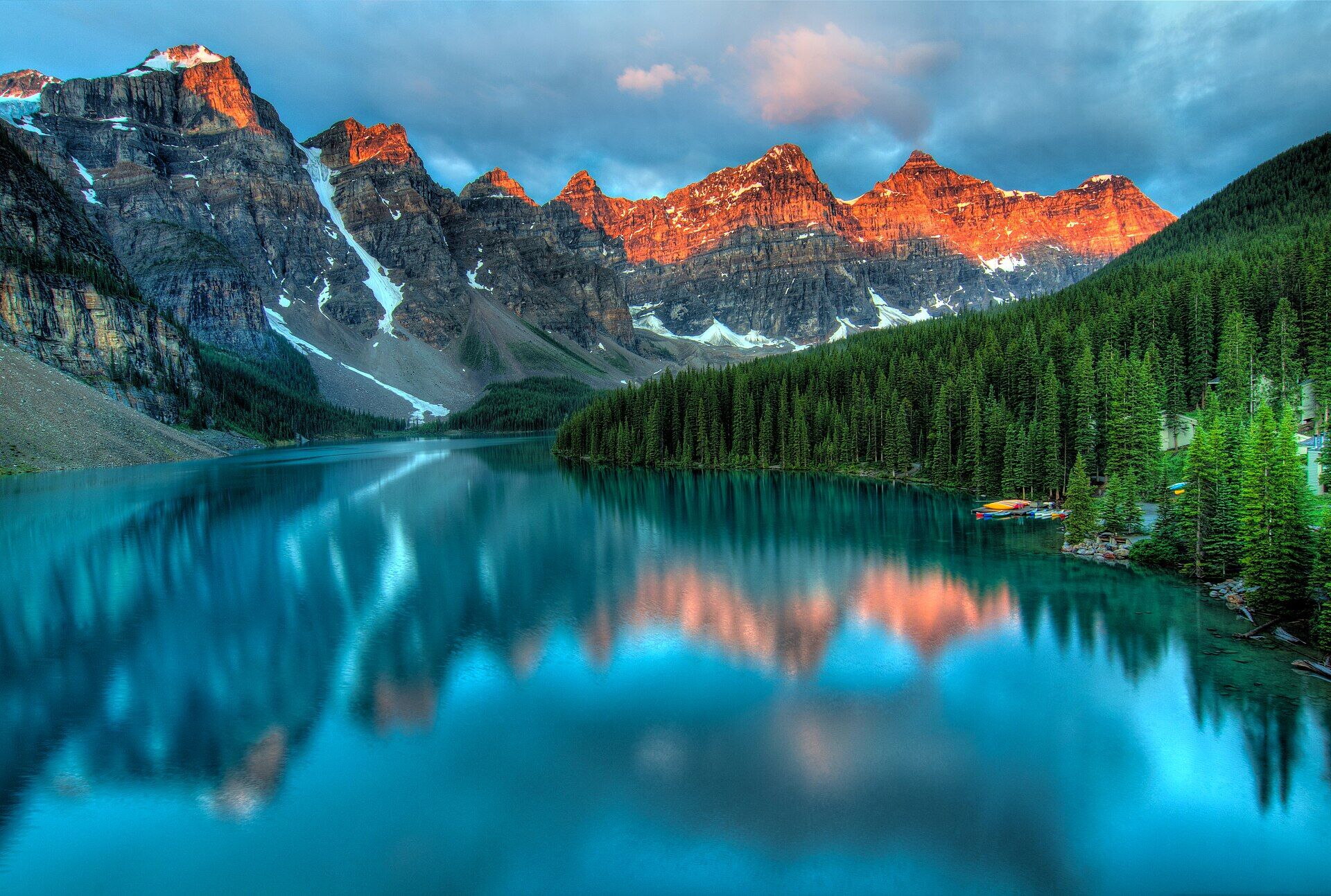 Bergsee im Morgenrot mit Spiegelung der Gipfel