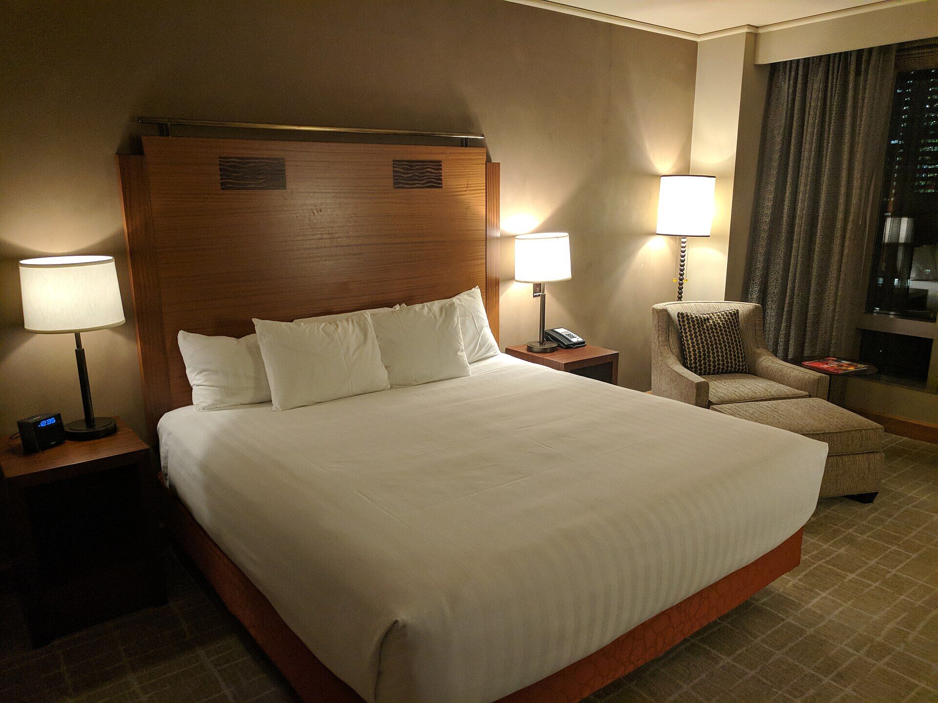 Doppelzimmer mit großem Bett und Leselampen